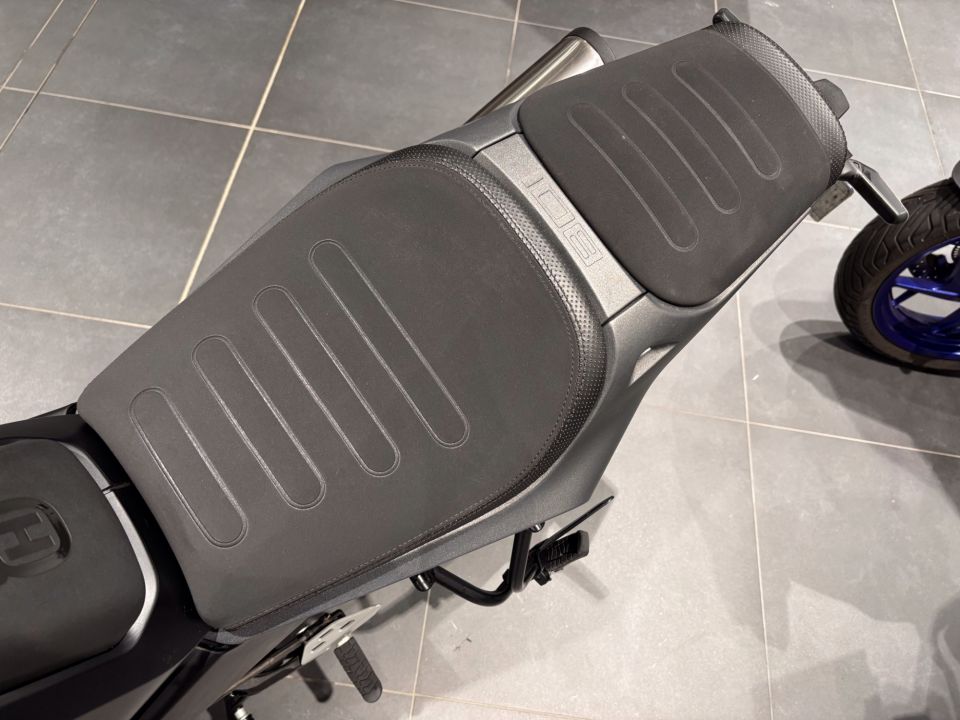 HUSQVARNA SVARTPILEN 801 4