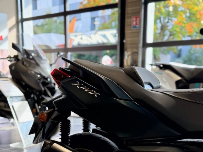 YAMAHA XMAX 300 Tech Max 4