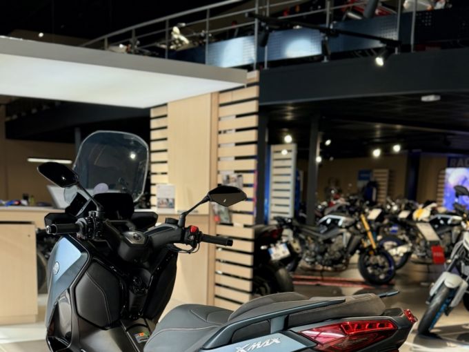 YAMAHA XMAX 300 Tech Max 4