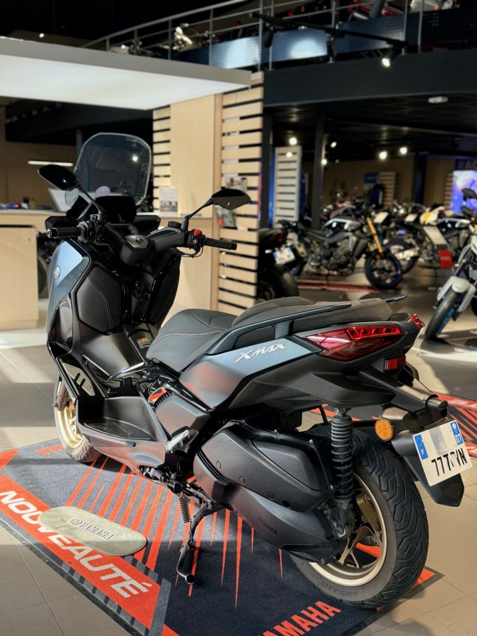 YAMAHA XMAX 300 Tech Max 4