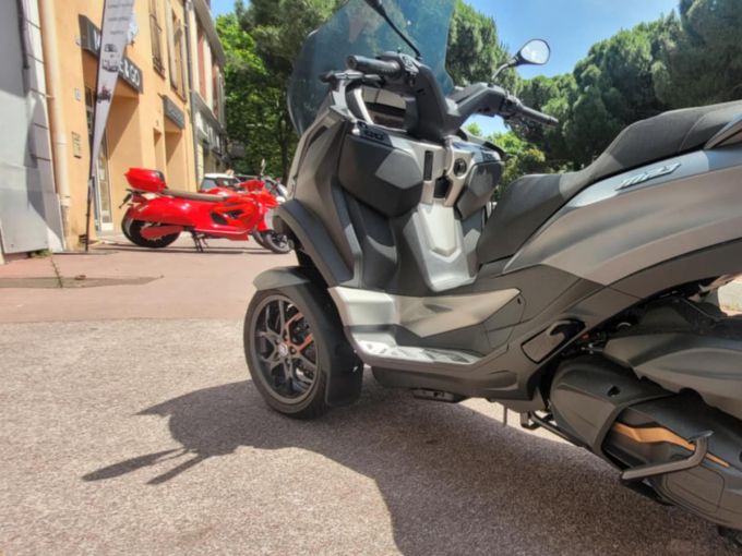 PIAGGIO MP3 530 HPE EXCLUSIVE 4