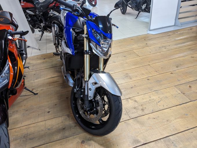 SUZUKI GSR 750 4