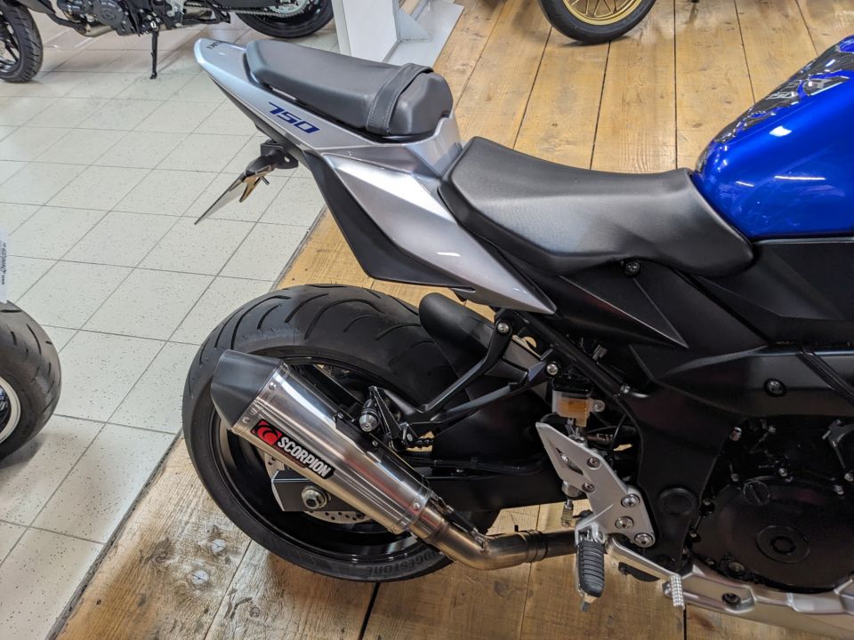 SUZUKI GSR 750 4