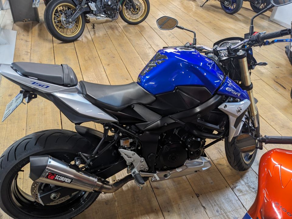 SUZUKI GSR 750 4
