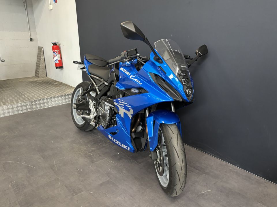 SUZUKI GSX-8R 4