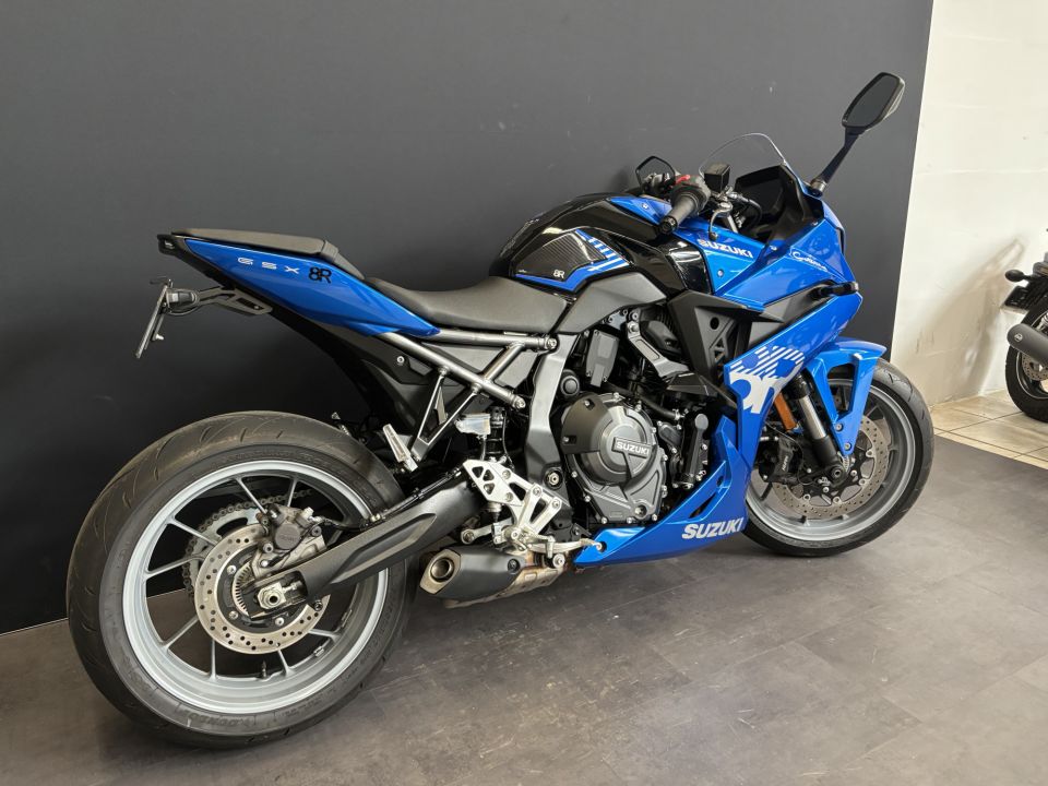 SUZUKI GSX-8R 4