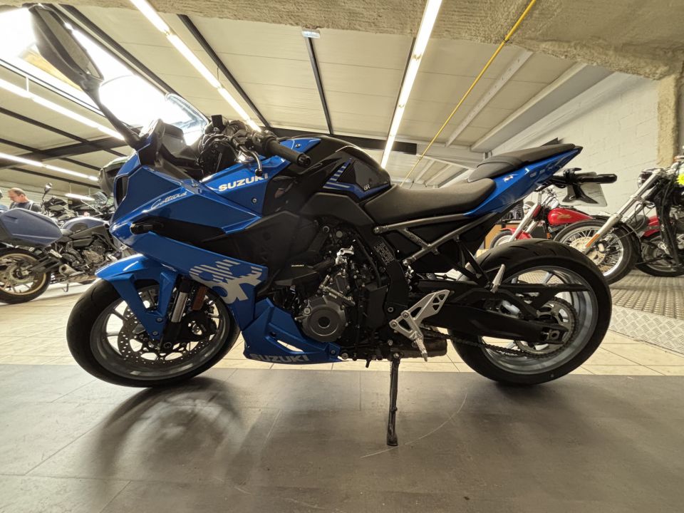SUZUKI GSX-8R 4