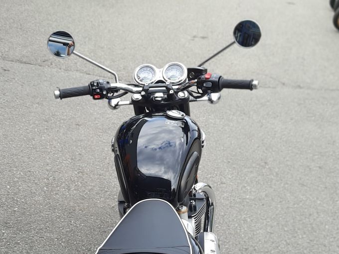 TRIUMPH BONNEVILLE T120 4