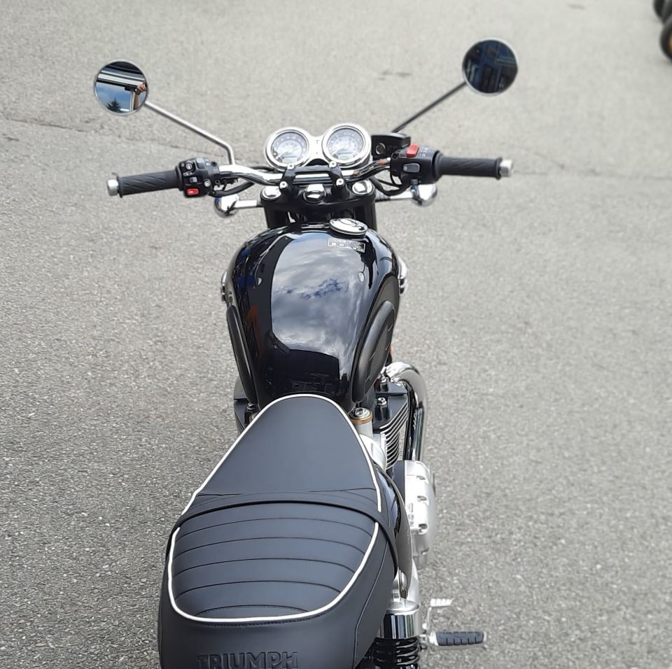 TRIUMPH BONNEVILLE T120 4