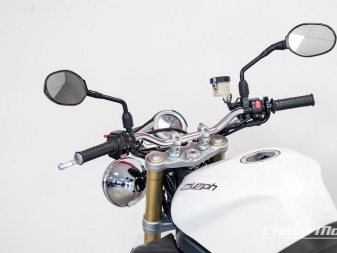 TRIUMPH STREET TRIPLE 675 4