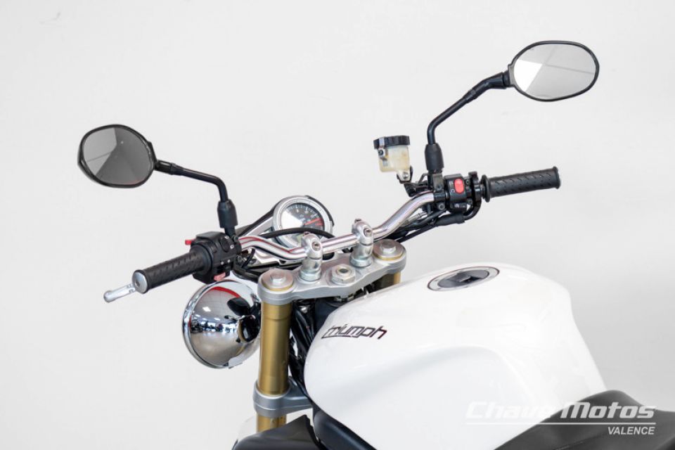 TRIUMPH STREET TRIPLE 675 4