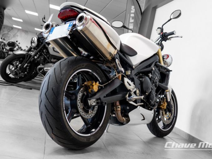 TRIUMPH STREET TRIPLE 675 4