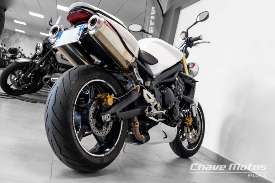 TRIUMPH STREET TRIPLE 675 4