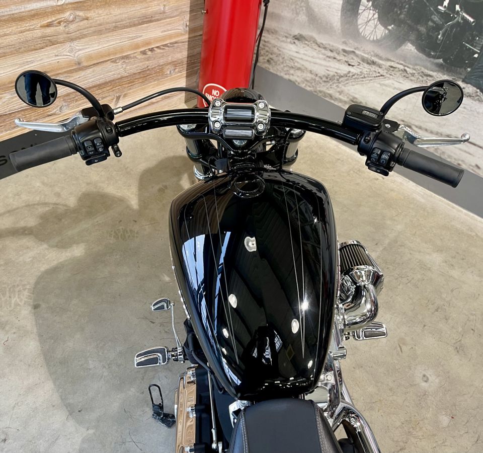 HARLEY-DAVIDSON SOFTAIL BREAKOUT 1868 4