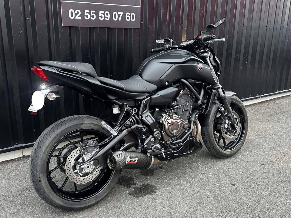 YAMAHA MT-07 4