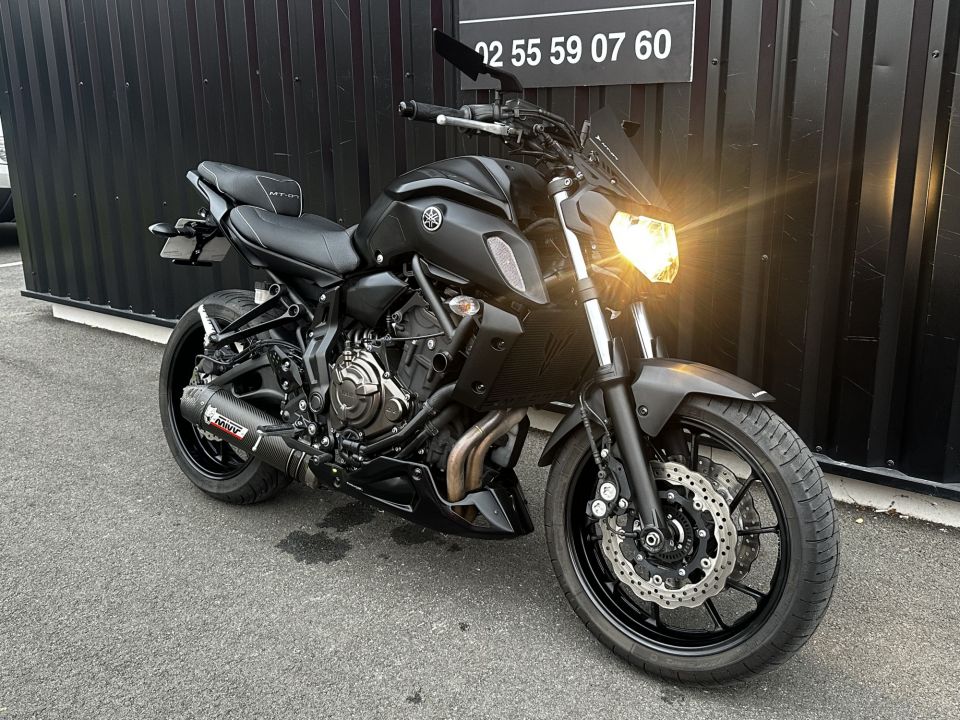 YAMAHA MT-07 4