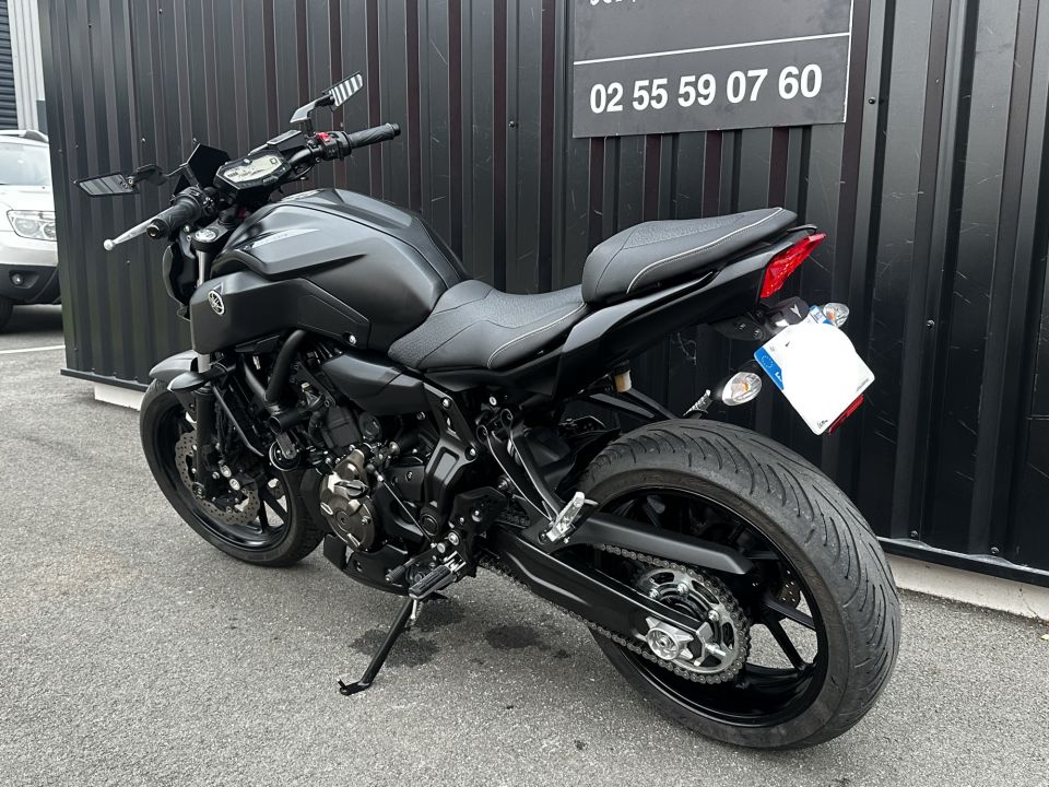 YAMAHA MT-07 4