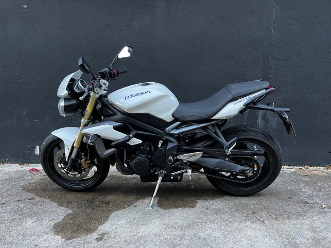 TRIUMPH STREET TRIPLE 675 4