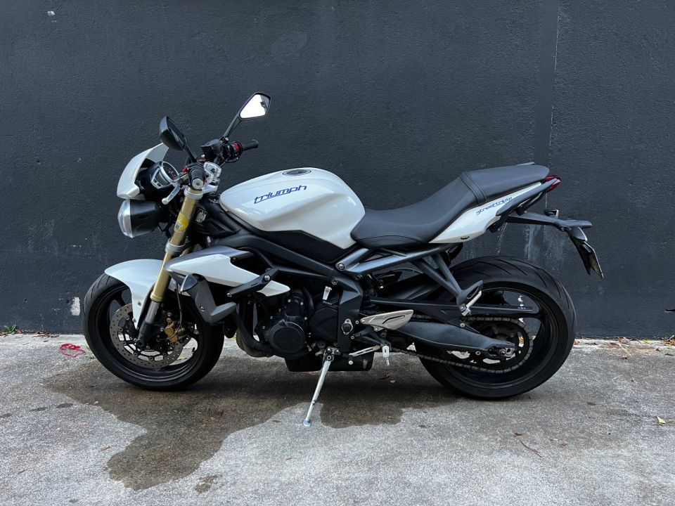 TRIUMPH STREET TRIPLE 675 4