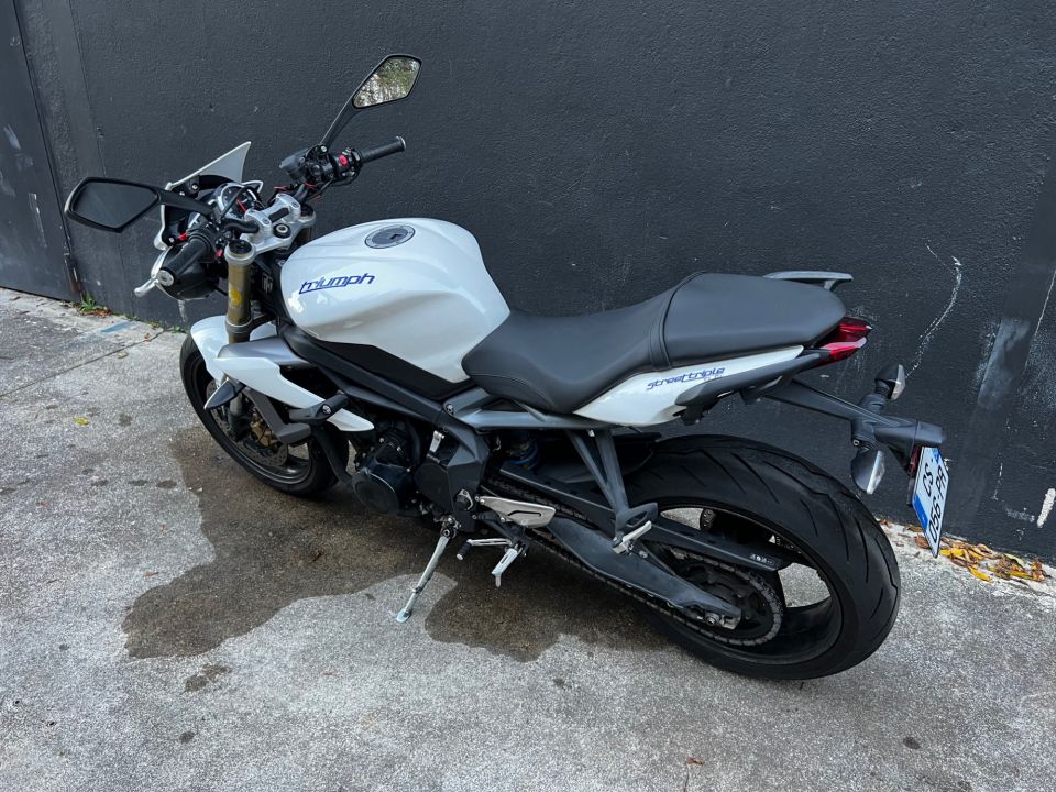 TRIUMPH STREET TRIPLE 675 4