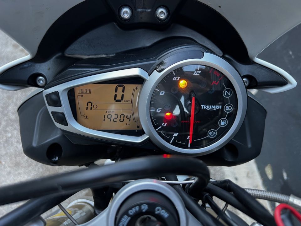 TRIUMPH STREET TRIPLE 675 4