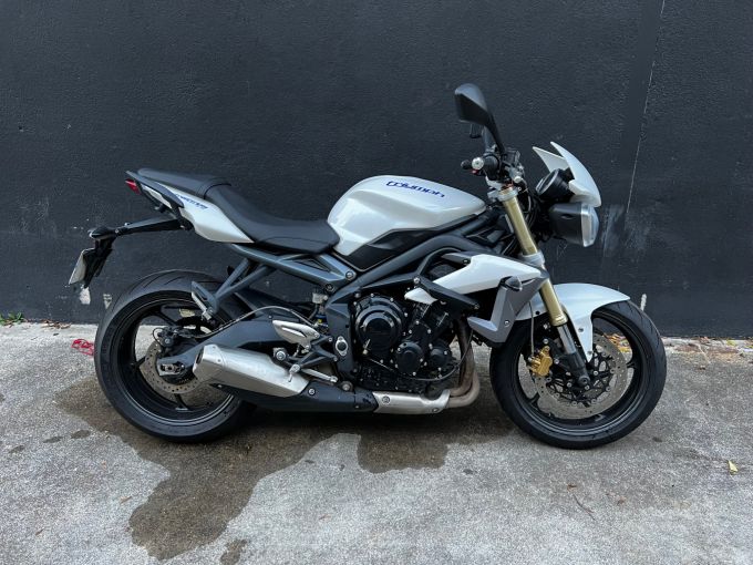 TRIUMPH STREET TRIPLE 675 4