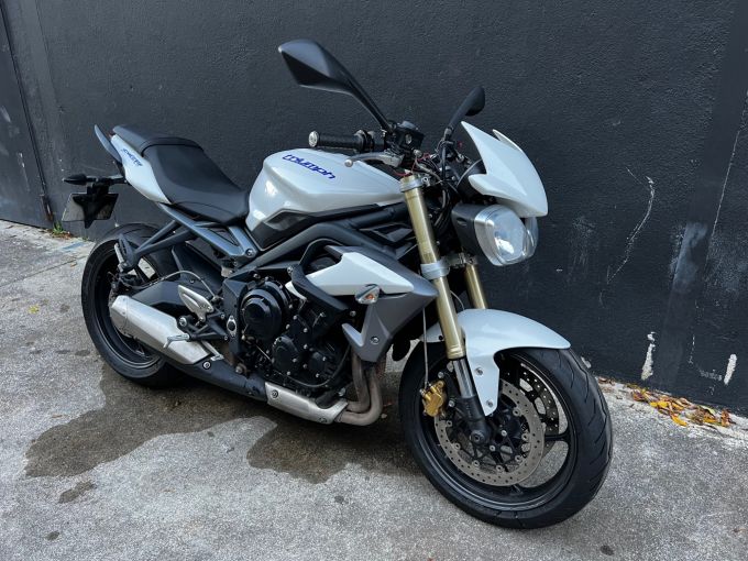 TRIUMPH STREET TRIPLE 675 4