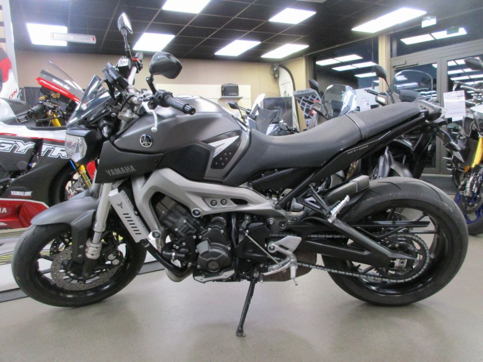 YAMAHA MT-09 4