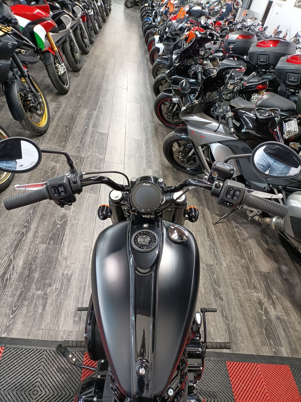 INDIAN CHIEF 1900 BOBBER DARK HORSE 4