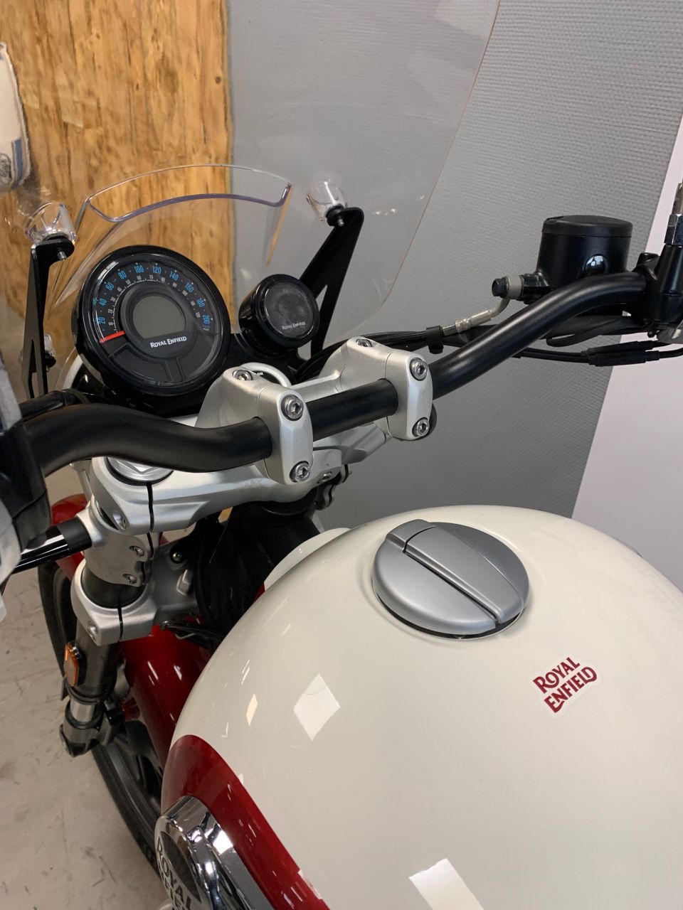 ROYAL ENFIELD SUPER METEOR 650 4