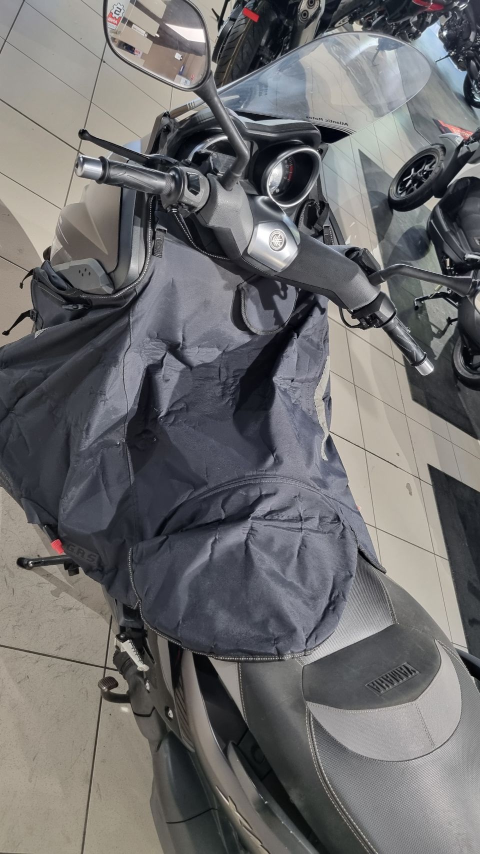 YAMAHA XMAX 125 BUSINESS 4