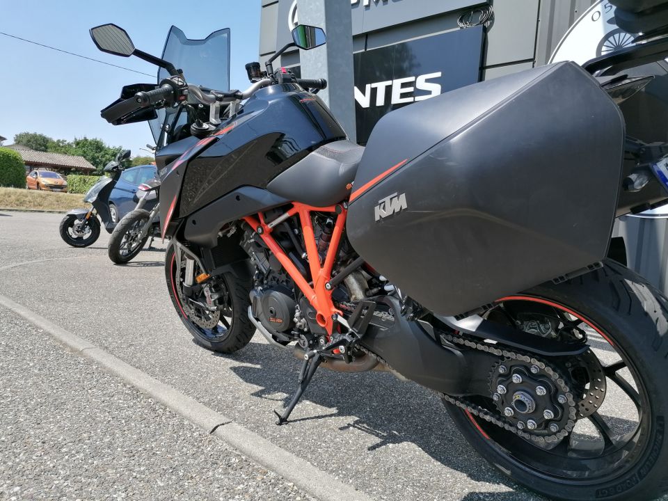 KTM 1290 SUPER DUKE GT 4