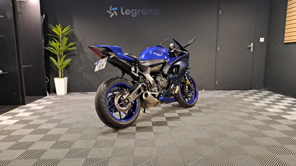 YAMAHA YZF-R7 4