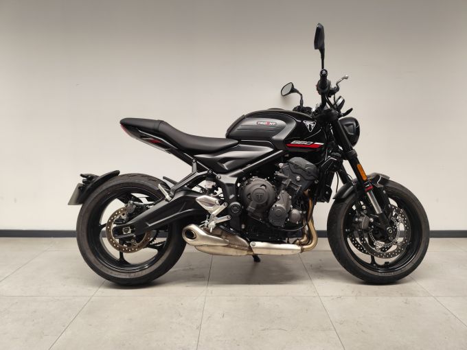 TRIUMPH TRIDENT 660 4