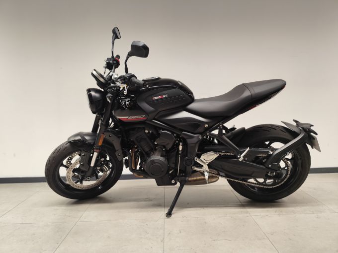 TRIUMPH TRIDENT 660 4