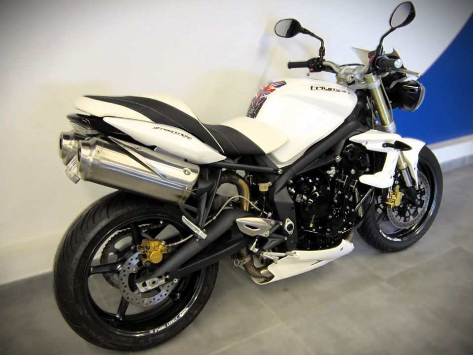 TRIUMPH STREET TRIPLE 675 4