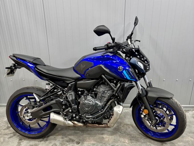 YAMAHA MT-07 4