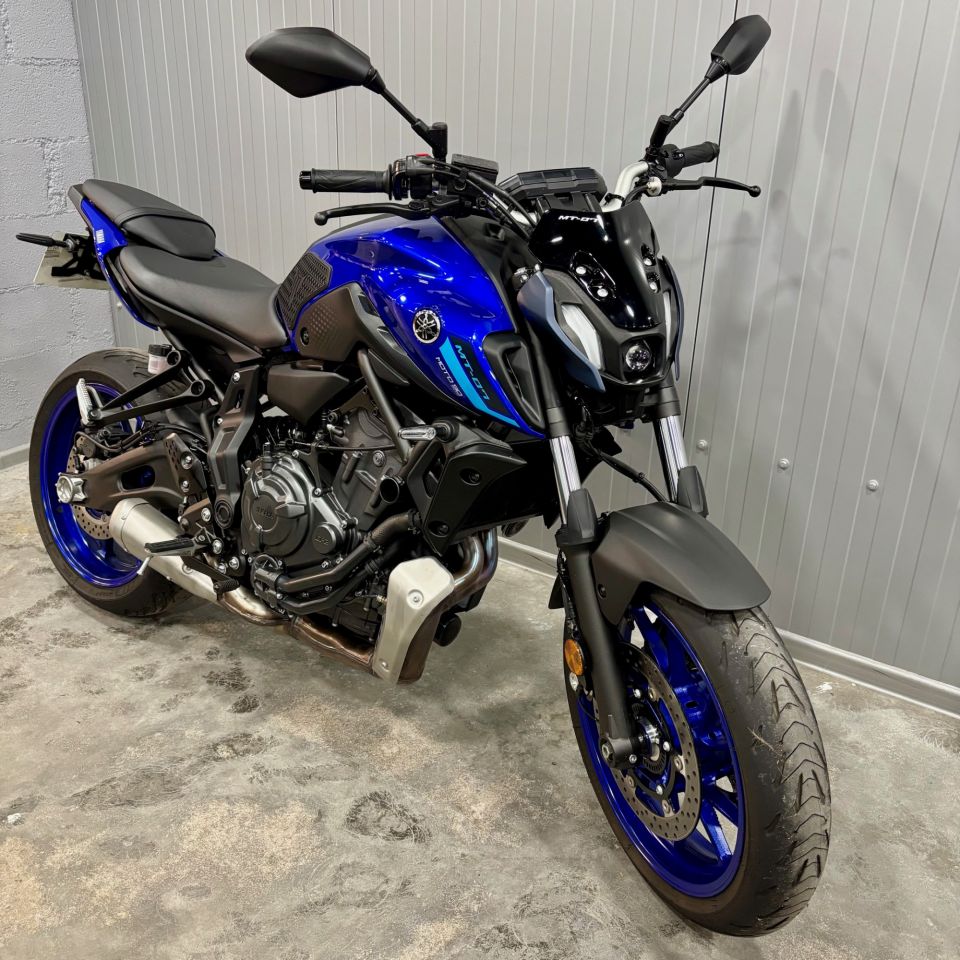YAMAHA MT-07 4