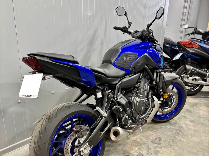 YAMAHA MT-07 4