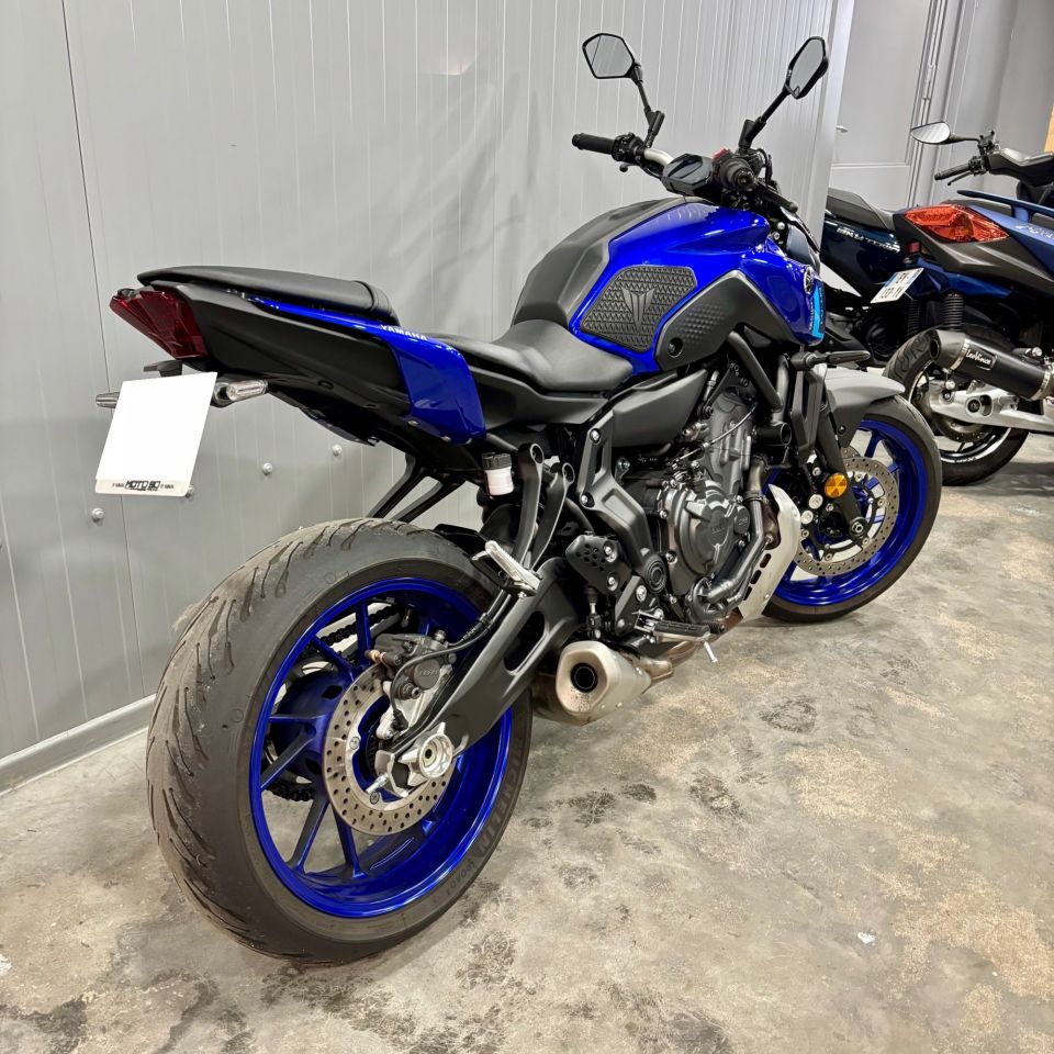 YAMAHA MT-07 4