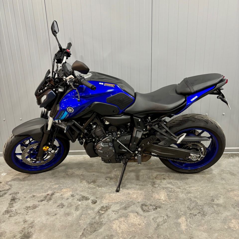 YAMAHA MT-07 4