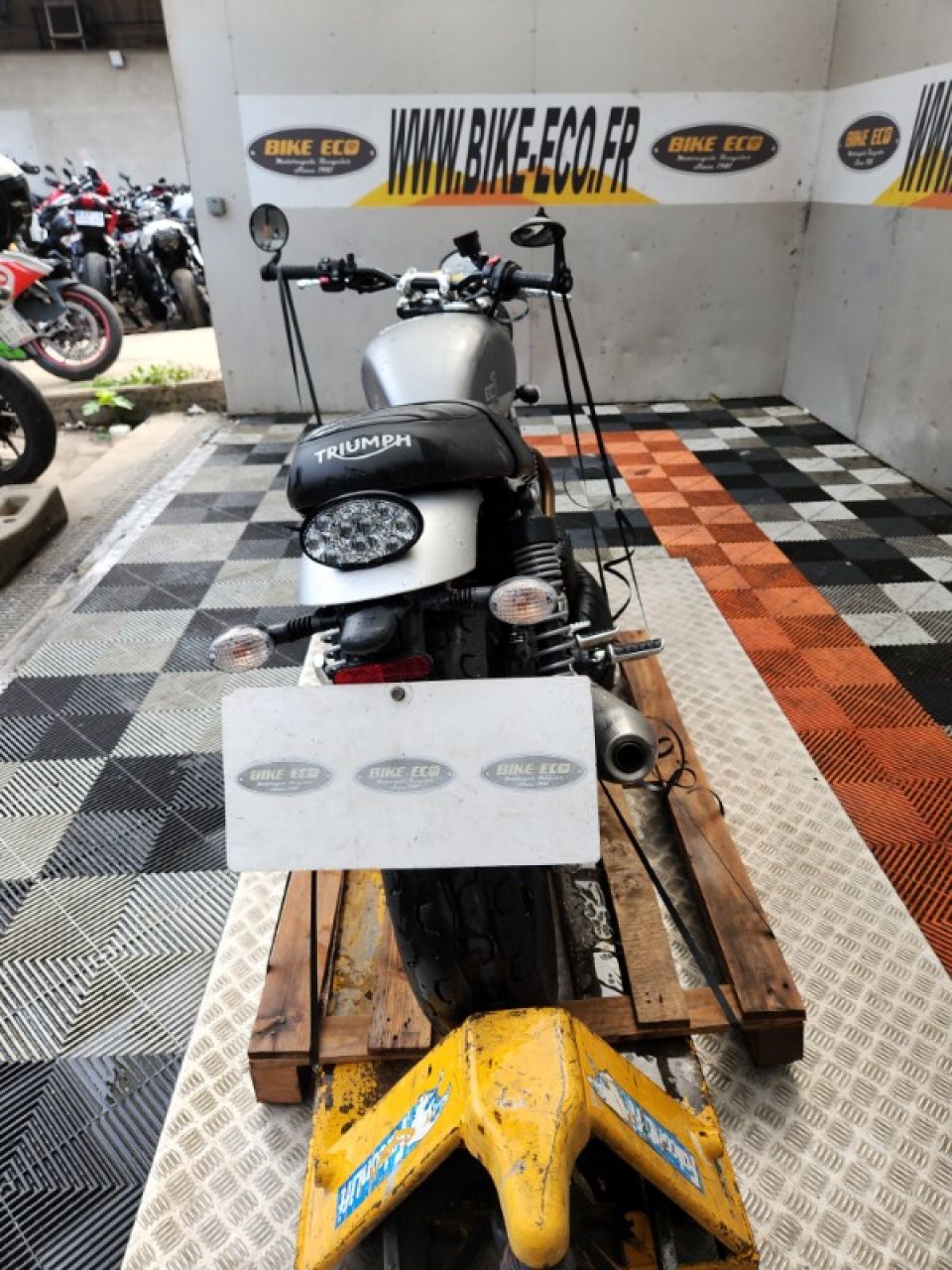 TRIUMPH STREET TWIN  900 4