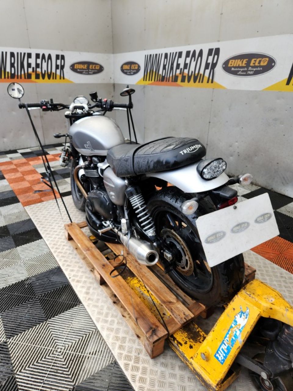 TRIUMPH STREET TWIN  900 4