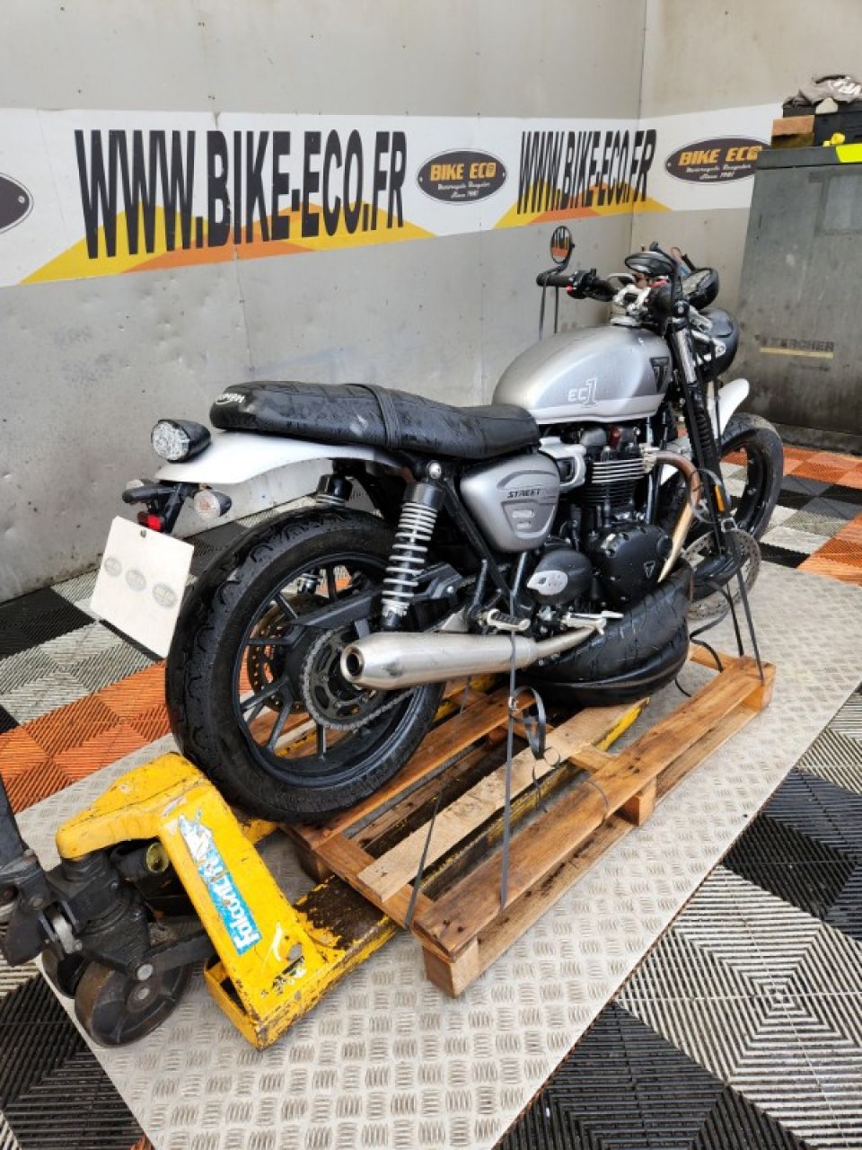 TRIUMPH STREET TWIN  900 4