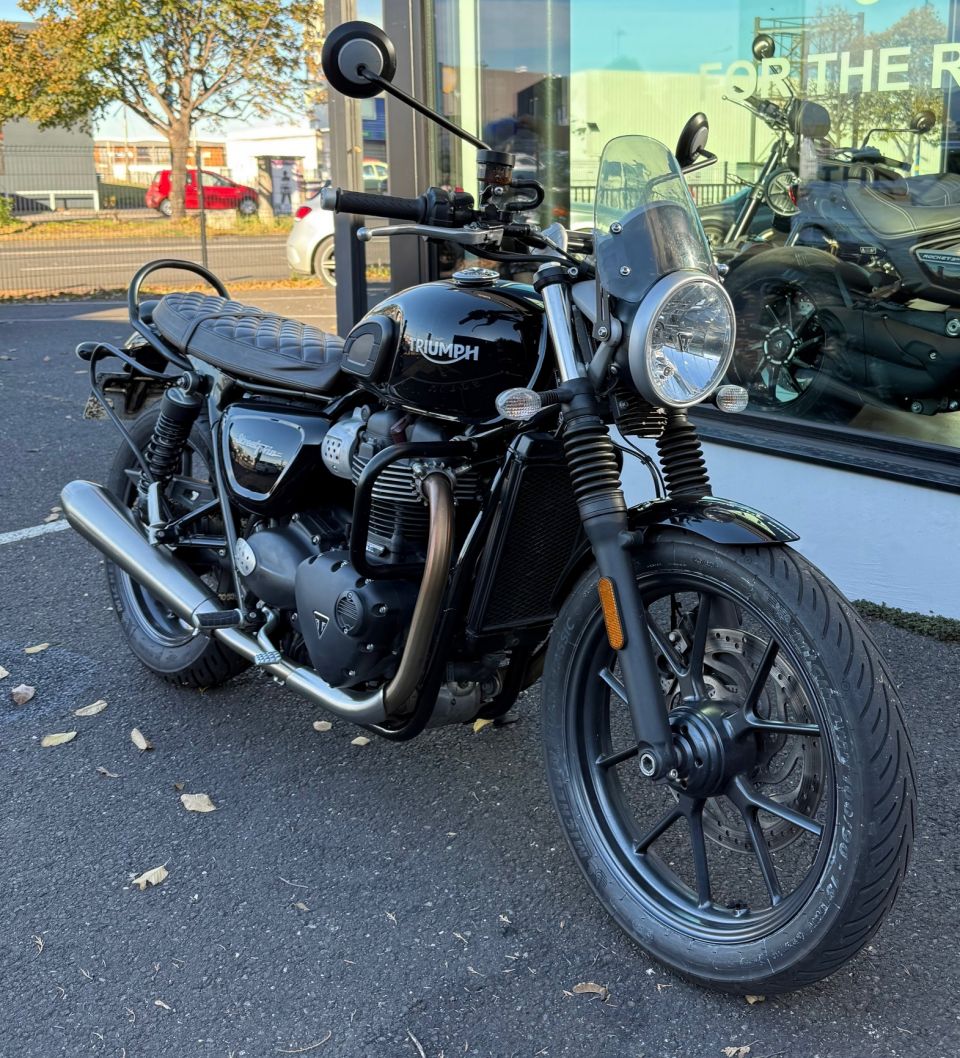 TRIUMPH STREET TWIN  900 4