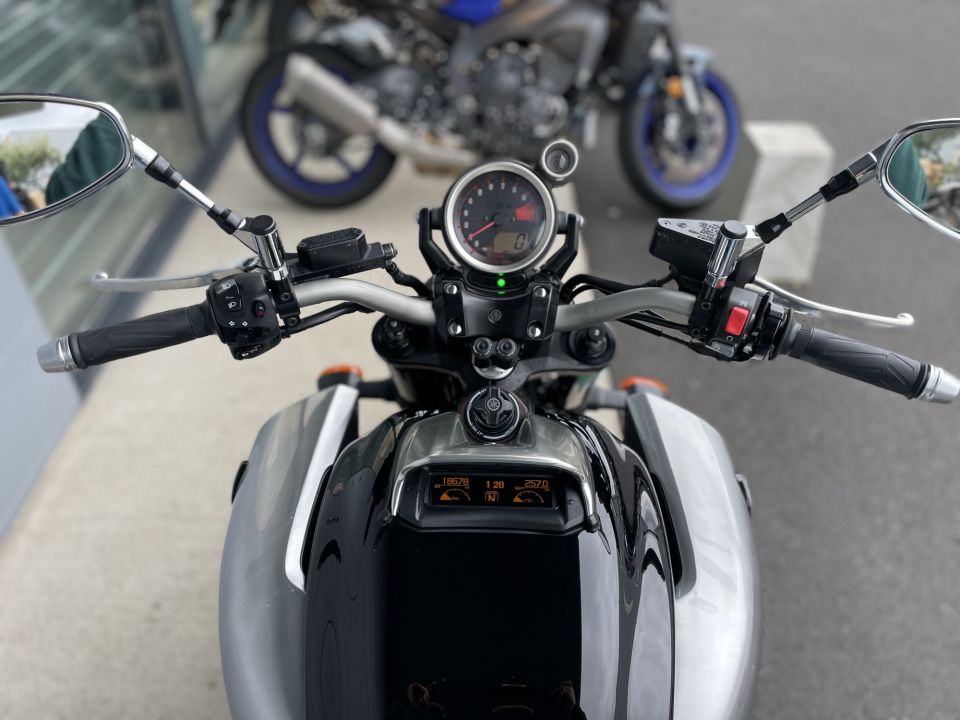 YAMAHA V-MAX 1700 4