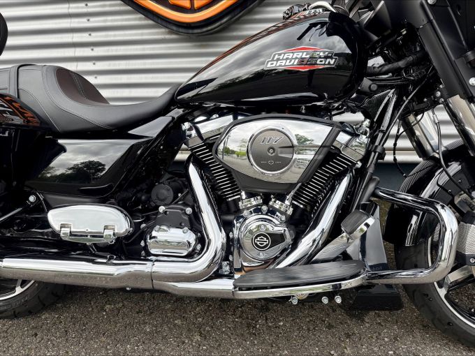 HARLEY-DAVIDSON TOURING STREET GLIDE 1923 4