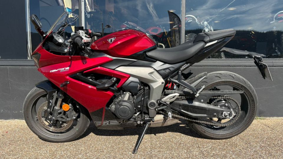 TRIUMPH 	DAYTONA 660 4