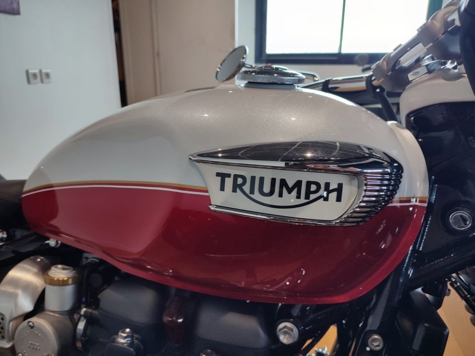 TRIUMPH BONNEVILLE SPEEDMASTER 1200 4