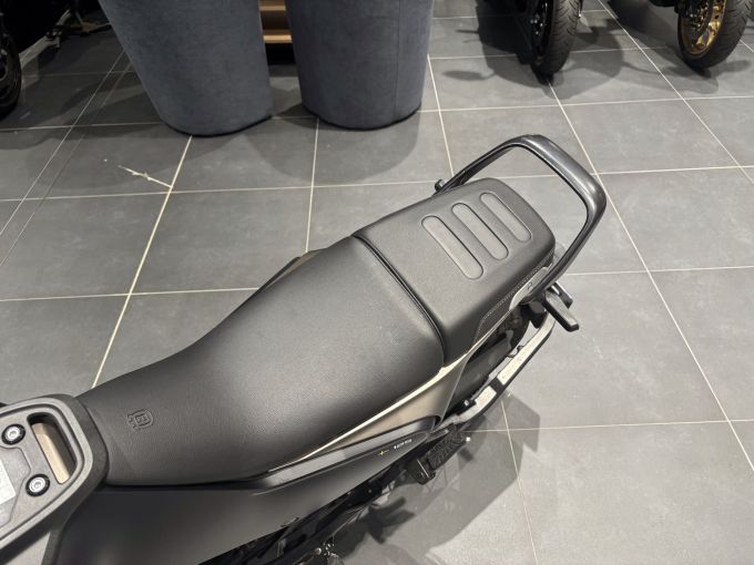 HUSQVARNA SVARTPILEN 125 ABS 4